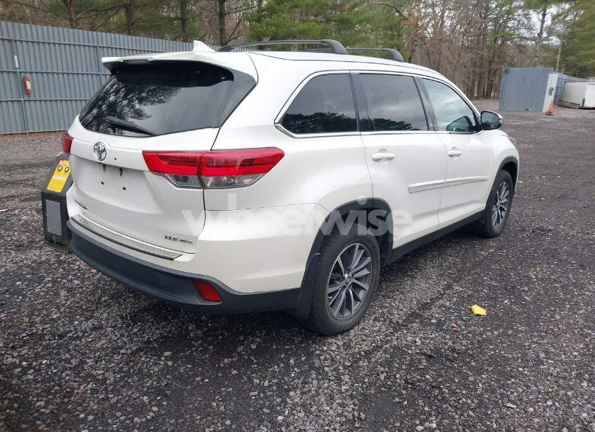 Photo 4 of 2019 Toyota Highlander XLE (VIN 5TDJZRFH3KS605142)