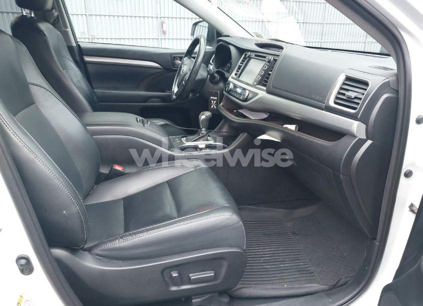 Photo 5 of 2019 Toyota Highlander XLE (VIN 5TDJZRFH3KS605142)