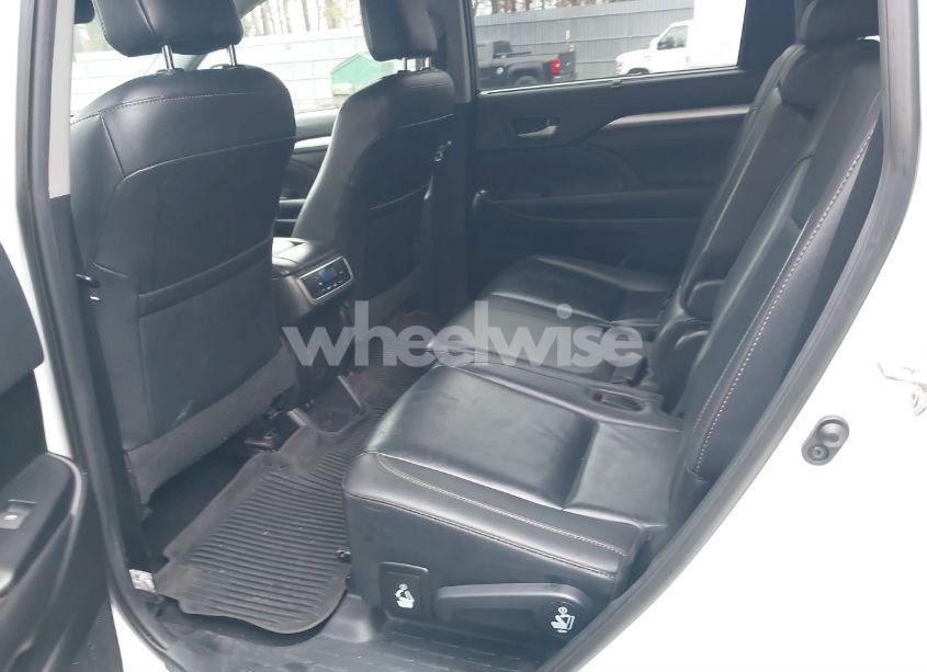 Photo 8 of 2019 Toyota Highlander XLE (VIN 5TDJZRFH3KS605142)