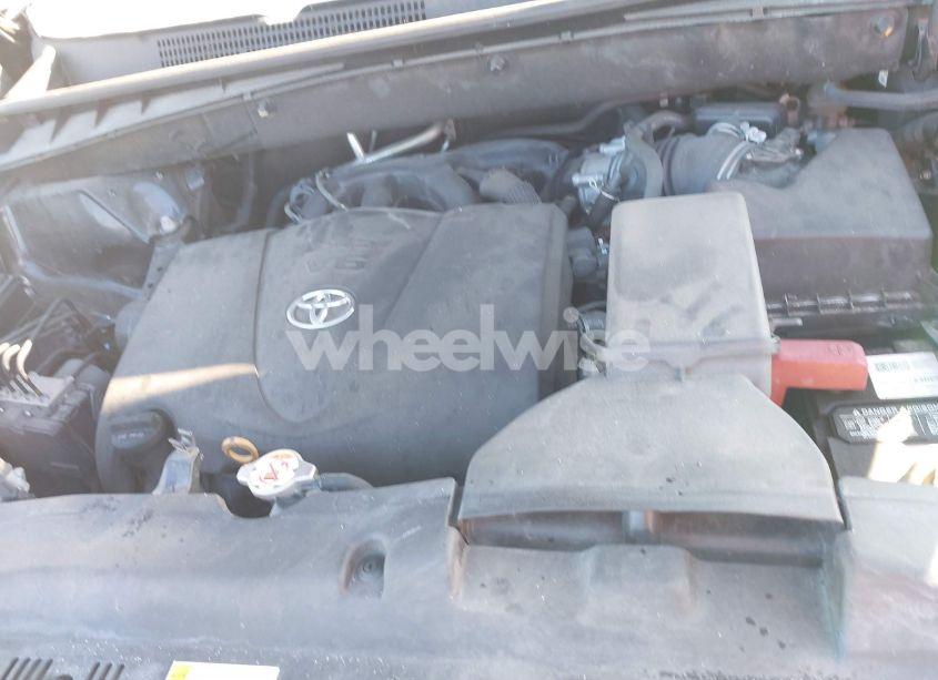 Photo 10 of 2019 Toyota Highlander XLE (VIN 5TDJZRFH3KS618893)