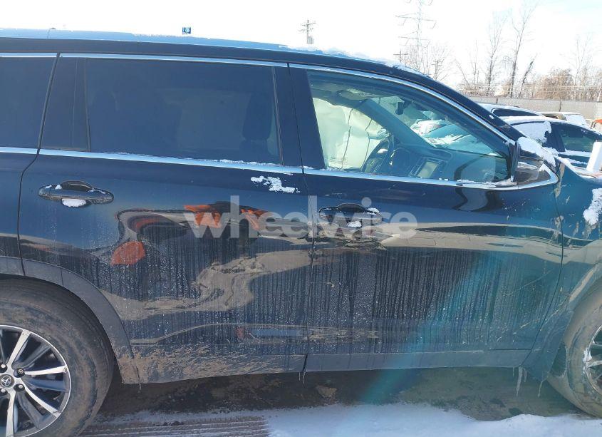 Photo 13 of 2019 Toyota Highlander XLE (VIN 5TDJZRFH3KS618893)