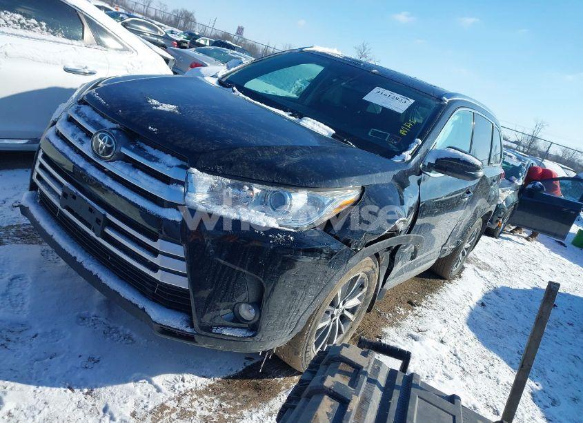 Photo 2 of 2019 Toyota Highlander XLE (VIN 5TDJZRFH3KS618893)