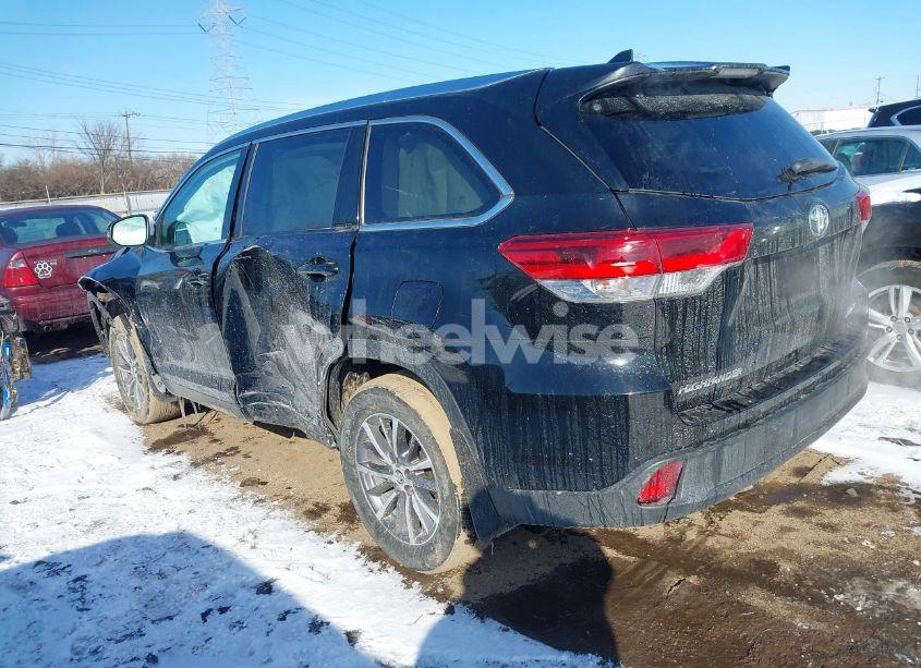 Photo 3 of 2019 Toyota Highlander XLE (VIN 5TDJZRFH3KS618893)