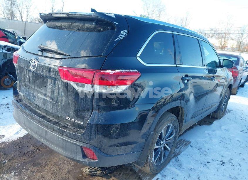 Photo 4 of 2019 Toyota Highlander XLE (VIN 5TDJZRFH3KS618893)
