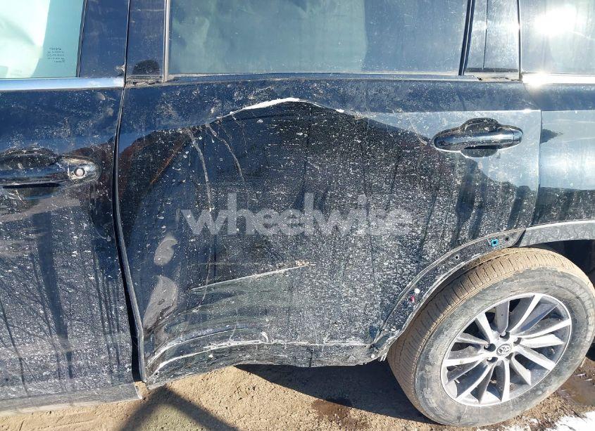 Photo 6 of 2019 Toyota Highlander XLE (VIN 5TDJZRFH3KS618893)
