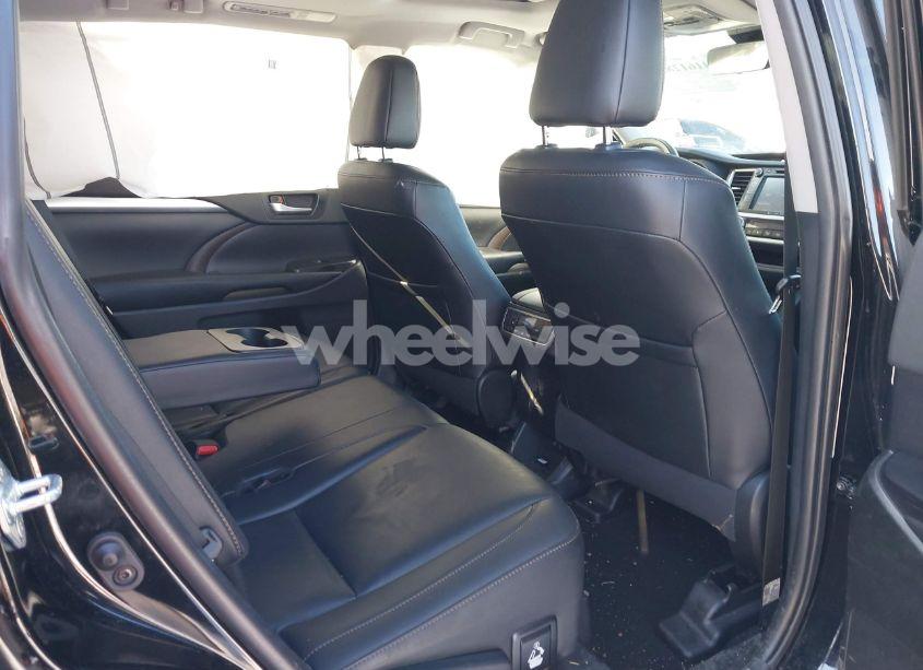 Photo 8 of 2019 Toyota Highlander XLE (VIN 5TDJZRFH3KS618893)