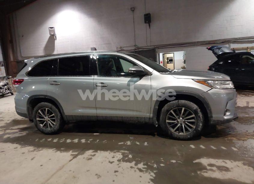 Photo 13 of 2019 Toyota Highlander XLE (VIN 5TDJZRFH3KS622958)