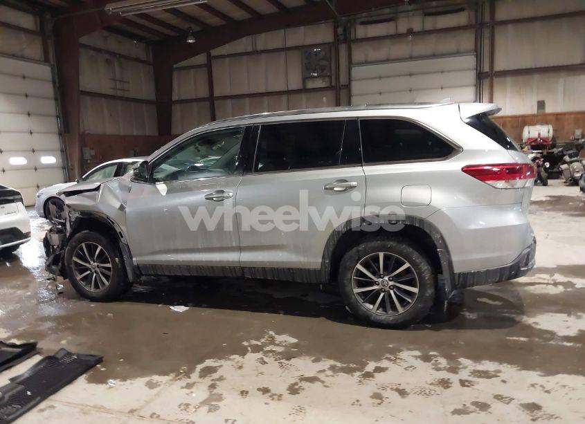 Photo 14 of 2019 Toyota Highlander XLE (VIN 5TDJZRFH3KS622958)