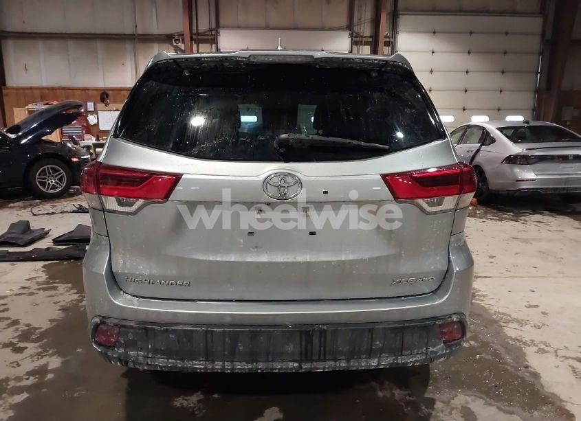 Photo 16 of 2019 Toyota Highlander XLE (VIN 5TDJZRFH3KS622958)