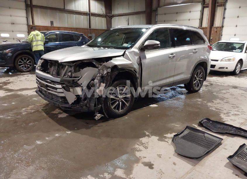 Photo 2 of 2019 Toyota Highlander XLE (VIN 5TDJZRFH3KS622958)