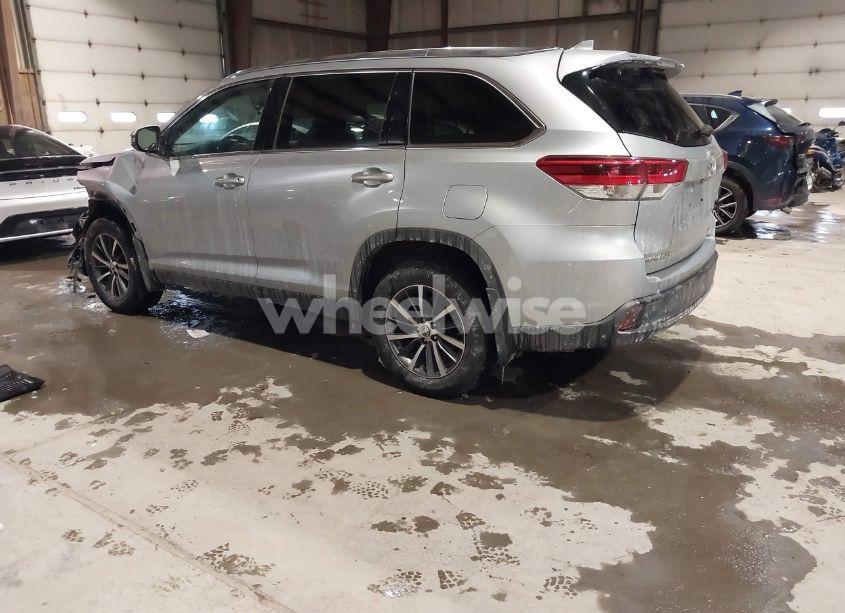 Photo 3 of 2019 Toyota Highlander XLE (VIN 5TDJZRFH3KS622958)