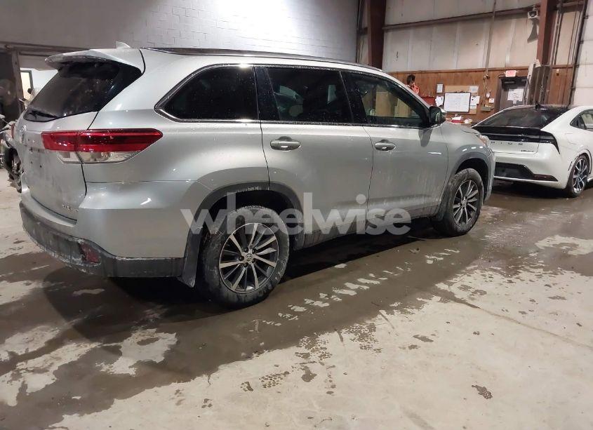 Photo 4 of 2019 Toyota Highlander XLE (VIN 5TDJZRFH3KS622958)