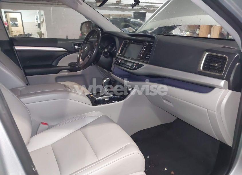 Photo 5 of 2019 Toyota Highlander XLE (VIN 5TDJZRFH3KS622958)