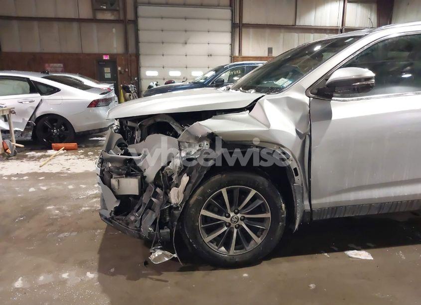 Photo 6 of 2019 Toyota Highlander XLE (VIN 5TDJZRFH3KS622958)