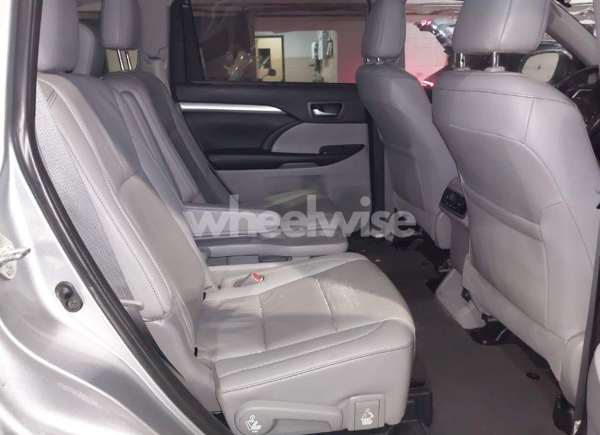 Photo 8 of 2019 Toyota Highlander XLE (VIN 5TDJZRFH3KS622958)