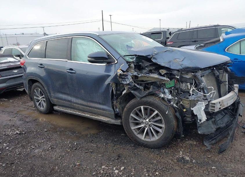 2019 Toyota Highlander XLE (VIN 5TDJZRFH3KS708576) main photo