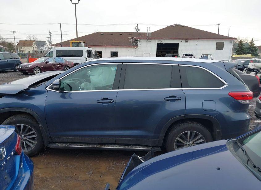 Photo 15 of 2019 Toyota Highlander XLE (VIN 5TDJZRFH3KS708576)