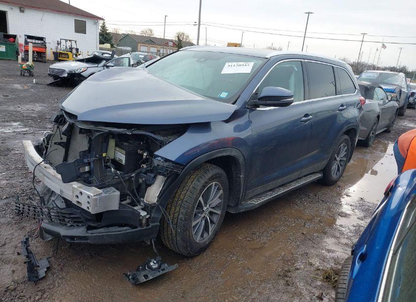 Photo 2 of 2019 Toyota Highlander XLE (VIN 5TDJZRFH3KS708576)