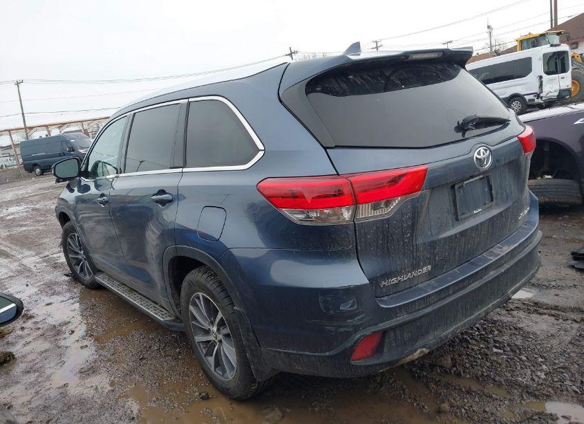 Photo 3 of 2019 Toyota Highlander XLE (VIN 5TDJZRFH3KS708576)