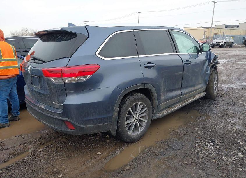 Photo 4 of 2019 Toyota Highlander XLE (VIN 5TDJZRFH3KS708576)