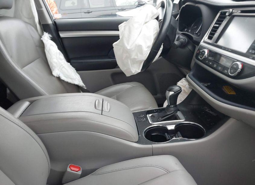 Photo 5 of 2019 Toyota Highlander XLE (VIN 5TDJZRFH3KS708576)