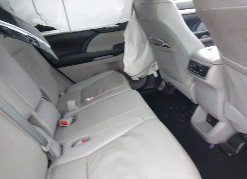 Photo 8 of 2019 Toyota Highlander XLE (VIN 5TDJZRFH3KS708576)