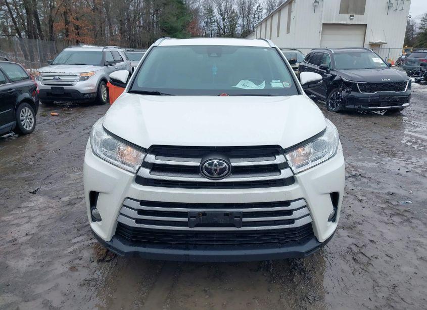 Photo 12 of 2019 Toyota Highlander XLE (VIN 5TDJZRFH3KS709839)