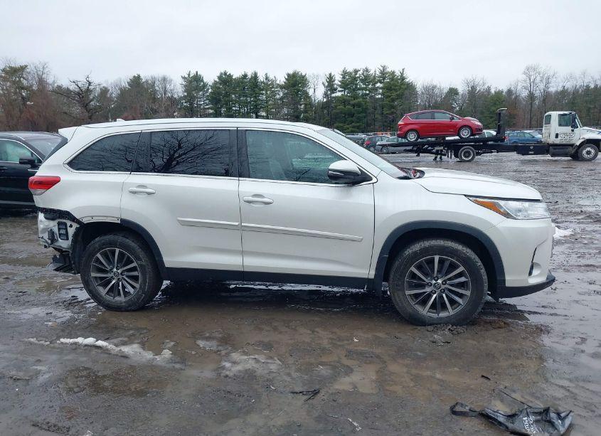 Photo 13 of 2019 Toyota Highlander XLE (VIN 5TDJZRFH3KS709839)