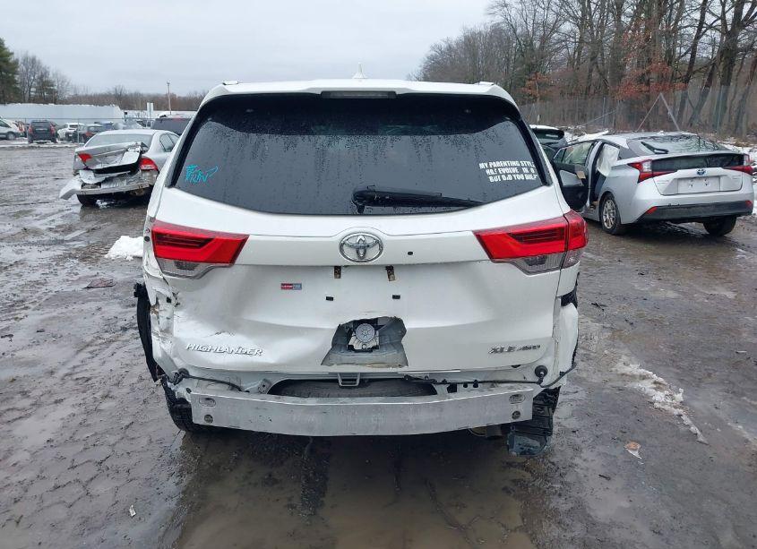 Photo 16 of 2019 Toyota Highlander XLE (VIN 5TDJZRFH3KS709839)