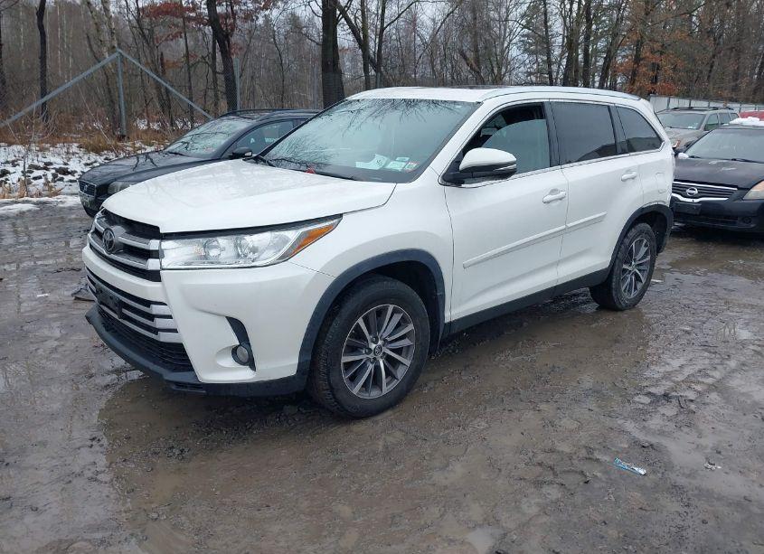 Photo 2 of 2019 Toyota Highlander XLE (VIN 5TDJZRFH3KS709839)