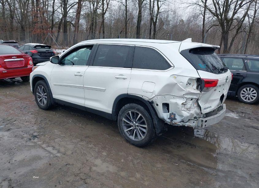 Photo 3 of 2019 Toyota Highlander XLE (VIN 5TDJZRFH3KS709839)