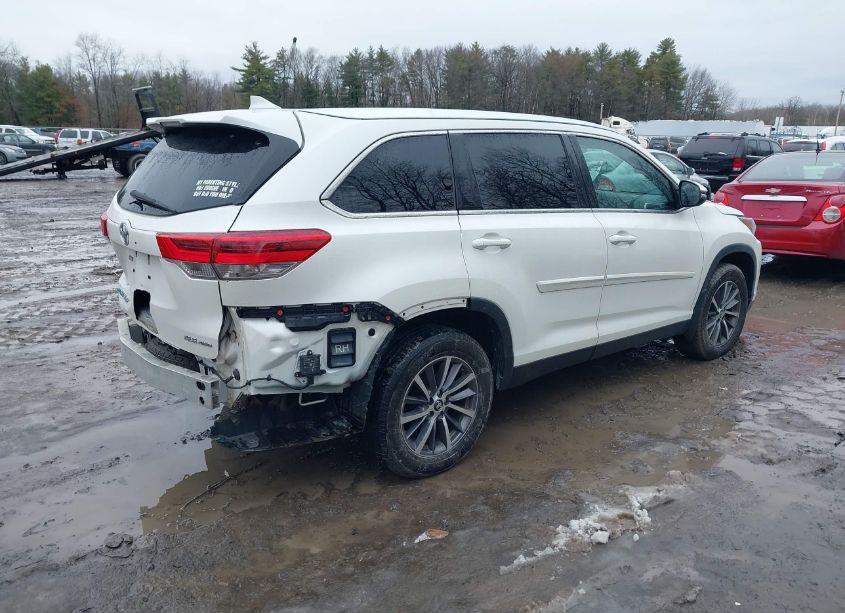 Photo 4 of 2019 Toyota Highlander XLE (VIN 5TDJZRFH3KS709839)