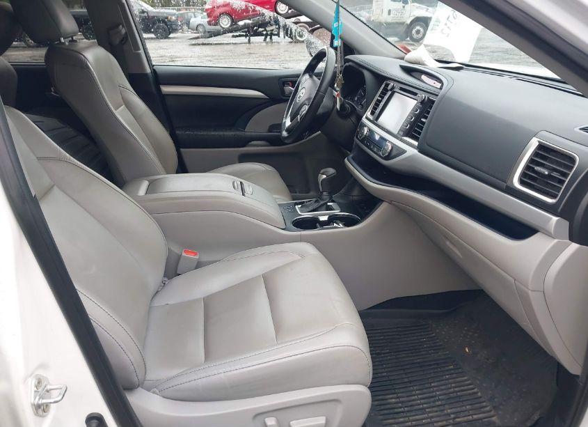 Photo 5 of 2019 Toyota Highlander XLE (VIN 5TDJZRFH3KS709839)