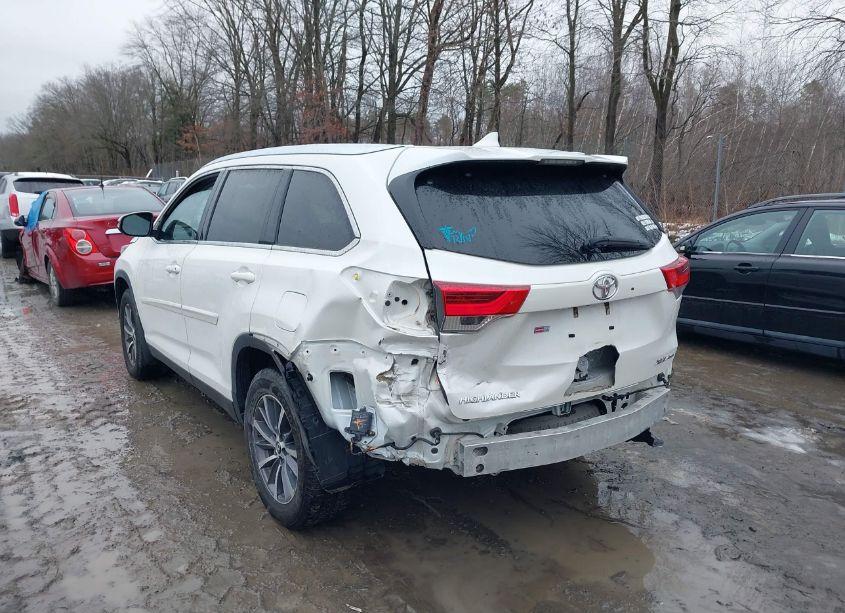 Photo 6 of 2019 Toyota Highlander XLE (VIN 5TDJZRFH3KS709839)