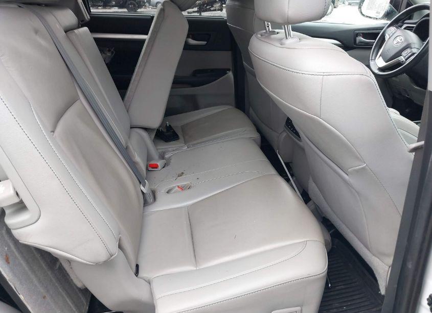 Photo 8 of 2019 Toyota Highlander XLE (VIN 5TDJZRFH3KS709839)