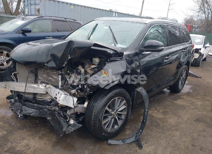 Photo 2 of 2019 Toyota Highlander XLE (VIN 5TDJZRFH3KS732604)
