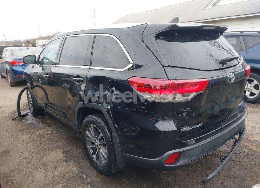 Photo 3 of 2019 Toyota Highlander XLE (VIN 5TDJZRFH3KS732604)