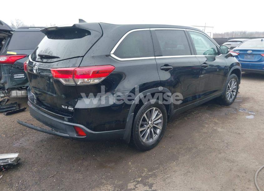 Photo 4 of 2019 Toyota Highlander XLE (VIN 5TDJZRFH3KS732604)