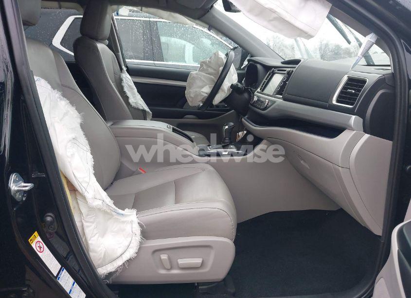 Photo 5 of 2019 Toyota Highlander XLE (VIN 5TDJZRFH3KS732604)