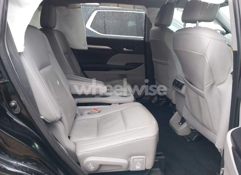 Photo 8 of 2019 Toyota Highlander XLE (VIN 5TDJZRFH3KS732604)