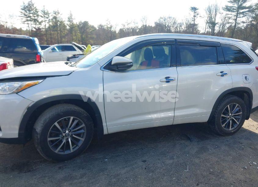 Photo 14 of 2017 Toyota Highlander XLE (VIN 5TDJZRFH4HS367665)