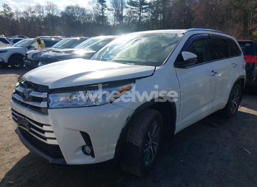 Photo 2 of 2017 Toyota Highlander XLE (VIN 5TDJZRFH4HS367665)
