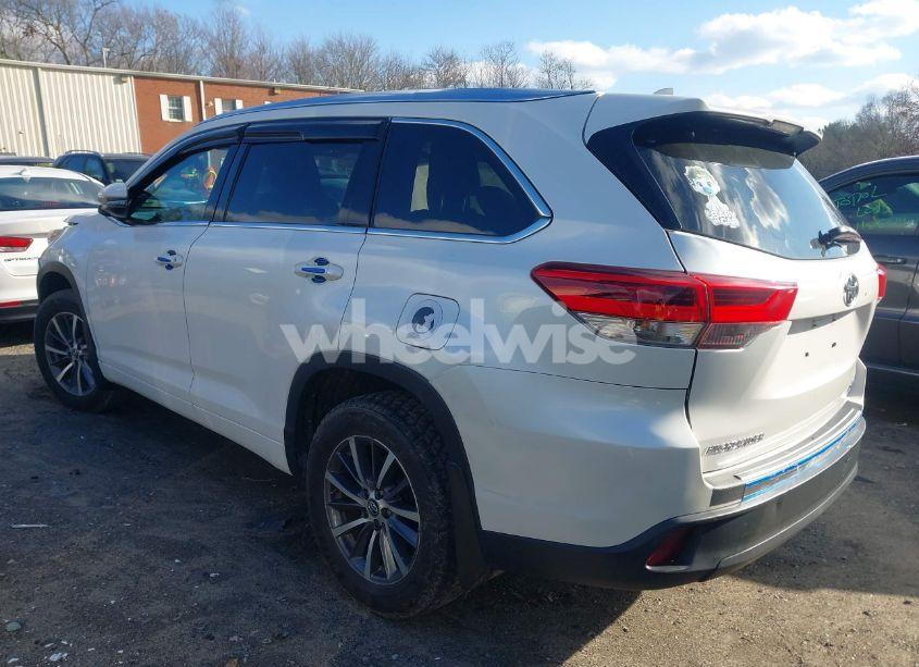 Photo 3 of 2017 Toyota Highlander XLE (VIN 5TDJZRFH4HS367665)