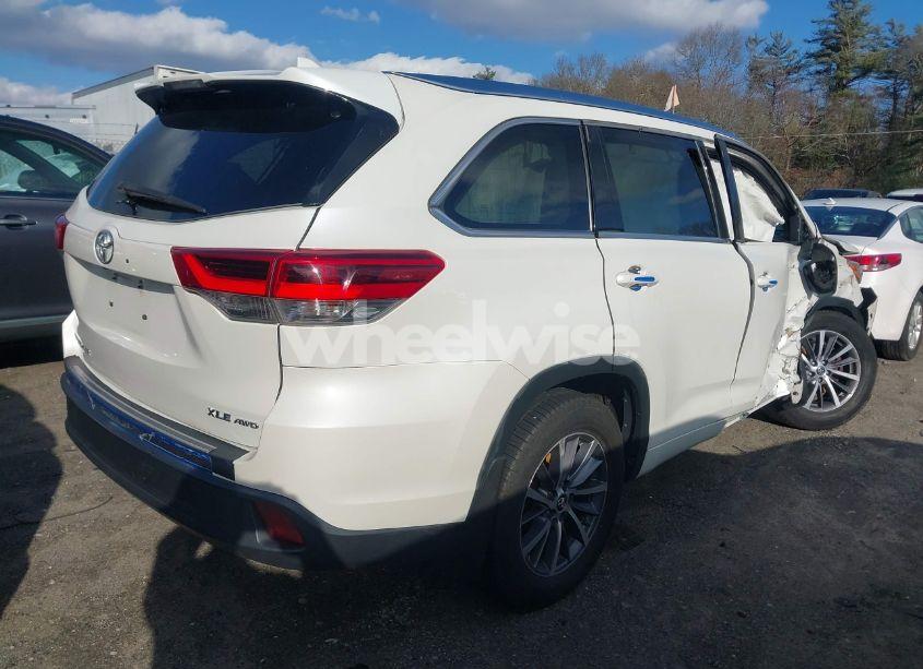 Photo 4 of 2017 Toyota Highlander XLE (VIN 5TDJZRFH4HS367665)