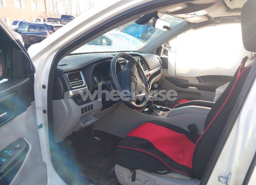 Photo 5 of 2017 Toyota Highlander XLE (VIN 5TDJZRFH4HS367665)