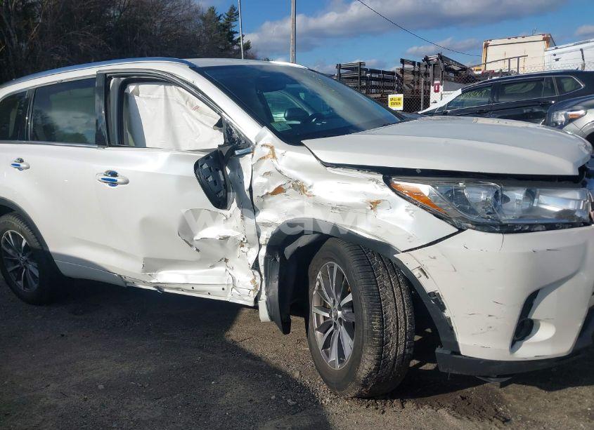 Photo 6 of 2017 Toyota Highlander XLE (VIN 5TDJZRFH4HS367665)