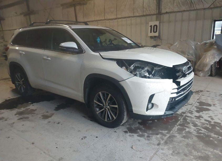 2017 Toyota Highlander XLE (VIN 5TDJZRFH4HS386958) main photo