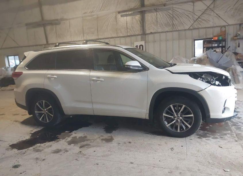 Photo 13 of 2017 Toyota Highlander XLE (VIN 5TDJZRFH4HS386958)