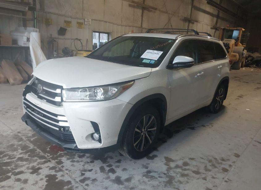 Photo 2 of 2017 Toyota Highlander XLE (VIN 5TDJZRFH4HS386958)
