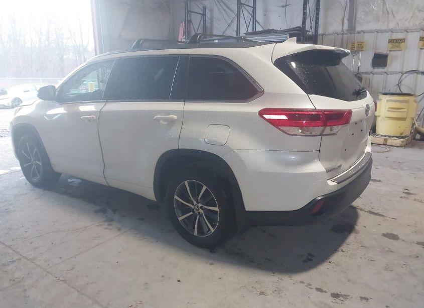 Photo 3 of 2017 Toyota Highlander XLE (VIN 5TDJZRFH4HS386958)